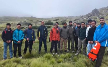 कानपुर का पर्यटक वसुंधरा वॉटरफॉल के पास नदी में फंसा, स्थानीय युवाओं और पुलिस ने किया सफल रेस्क्यू