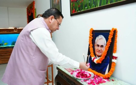 मुख्यमंत्री पुष्कर सिंह धामी ने अटल बिहारी वाजपेयी की पुण्यतिथि पर श्रद्धांजलि अर्पित की