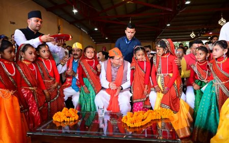 देवीधुरा में फलों-फूलों से बरसी ऐतिहासिक बग्वाल: 8 मिनट चले पाषाण युद्ध के साक्षी बने लाखों श्रद्धालु; मुख्यमंत्री धामी ने की देवीधुरा को नगर पंचायत बनाने की घोषणा