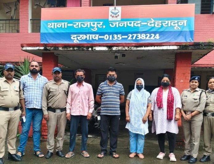 देहरादून में नाबालिग बेटी को 2 लाख में बेचने वाली मां समेत चार आरोपी गिरफ्तार, अपहरण का सच आया सामने