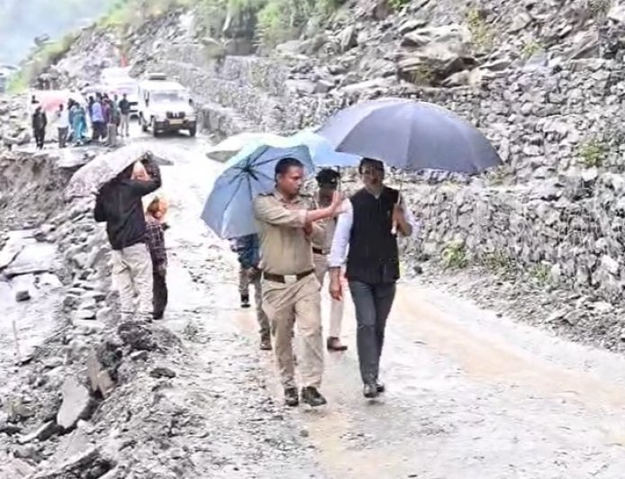 उत्तरकाशी में डीएम ने पापड गाड़ का स्थलीय निरीक्षण, राहत कार्य युद्धस्तर पर जारी