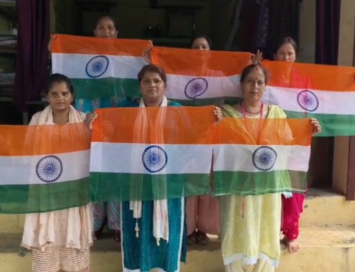 हर घर लहराएगा दून का हैंडमेड तिरंगा: सहसपुर की महिलाएं बनाती हैं तिरंगे, आत्मनिर्भरता की ओर बढ़ते कदम
