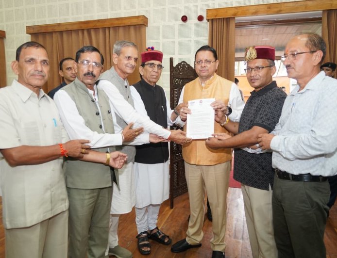 पुरोला विधायक दुर्गेश्वर लाल की सीएम धामी से मुलाकात: रुद्रेश्वर महादेव मंदिर के सौंदर्यीकरण के लिए ₹1.79 करोड़ की स्वीकृति पर आभार