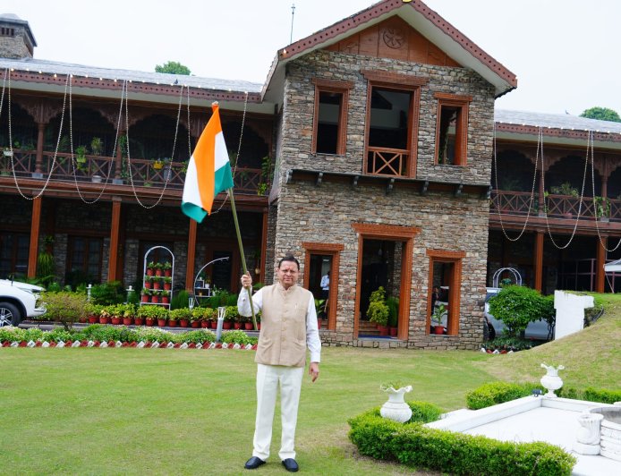 मुख्यमंत्री धामी ने आवास पर फहराया तिरंगा, बोले- हर घर तिरंगा बने जनआंदोलन