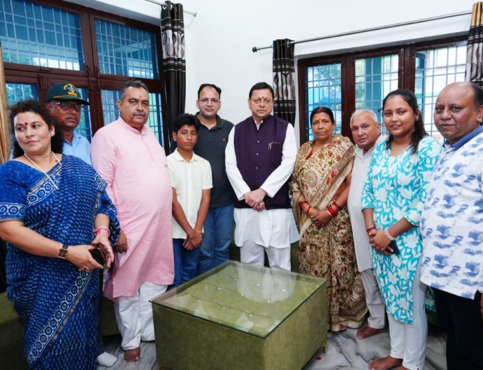 मुख्यमंत्री धामी ने शहीद अमित कुमार अणथ्वाल के परिजनों से की मुलाकात, किया सम्मानित