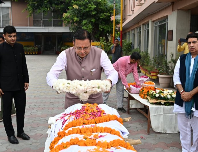 दैनिक जागरण के राज्य संपादक मनोज झा की माता जी का निधन: हरिद्वार खड़खड़ी श्मशान घाट पहुंचे सीएम धामी, पुष्पचक्र अर्पित कर दी श्रद्धांजलि