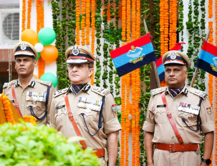 स्वतंत्रता दिवस 2026: पुलिस मुख्यालय में DGP दीपम सेठ ने फहराया तिरंगा, सम्मानित किए उत्कृष्ट पुलिसकर्मी