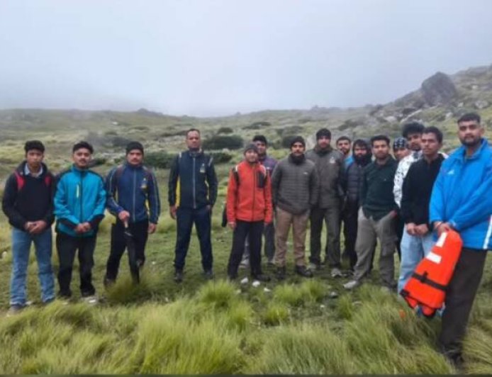 कानपुर का पर्यटक वसुंधरा वॉटरफॉल के पास नदी में फंसा, स्थानीय युवाओं और पुलिस ने किया सफल रेस्क्यू