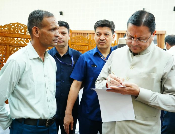 मुख्यमंत्री धामी ने मुख्य सेवक सदन में जनता की समस्याएं सुनीं, त्वरित समाधान के दिए निर्देश