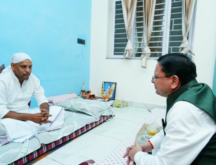 वरिष्ठ पत्रकारों की माताओं के निधन पर सीएम धामी का गहरा शोक, परिवारों से मिले और दी सांत्वना