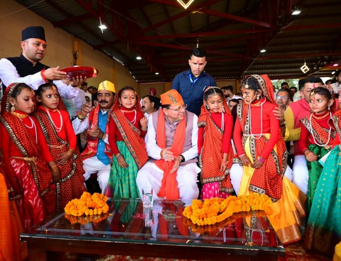 देवीधुरा में फलों-फूलों से बरसी ऐतिहासिक बग्वाल: 8 मिनट चले पाषाण युद्ध के साक्षी बने लाखों श्रद्धालु; मुख्यमंत्री धामी ने की देवीधुरा को नगर पंचायत बनाने की घोषणा
