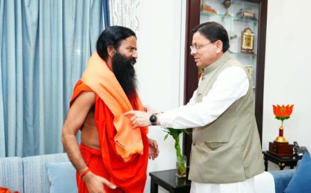 मुख्यमंत्री पुष्कर सिंह धामी से मुख्यमंत्री आवास में बाबा रामदेव ने की भेंट