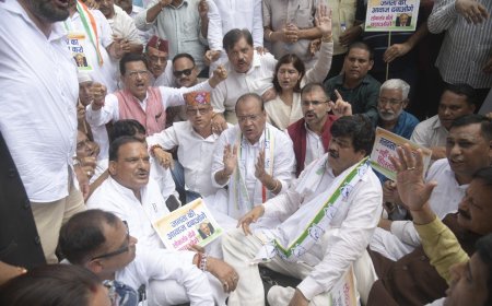 निर्वाचन आयोग के खिलाफ कांग्रेस का प्रदर्शन, मुख्य निर्वाचन आयुक्त को हटाने की मांग