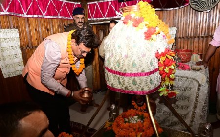 मुख्य सचिव आनंद बर्धन ने गंगोत्री धाम में की पूजा-अर्चना, व्यवस्थाओं का लिया जायजा