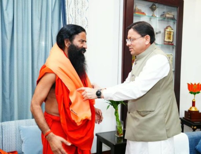 मुख्यमंत्री पुष्कर सिंह धामी से मुख्यमंत्री आवास में बाबा रामदेव ने की भेंट