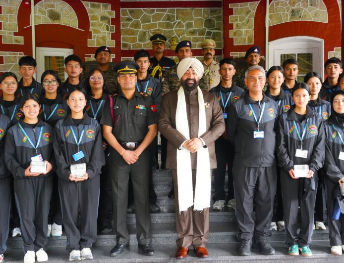 लेह-लद्दाख के विद्यार्थियों ने की राज्यपाल लेफ्टिनेंट जनरल गुरमीत सिंह से मुलाकात, कहा- “तिरंगा हम सभी को जोड़ता है”