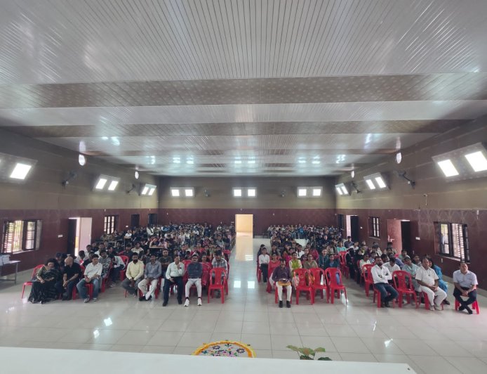 पीएनजी पीजी कॉलेज रामनगर में ‘दीक्षारंभ’ कार्यक्रम: नवप्रवेशित छात्रों को मिली कॉलेज व्यवस्था व NEP की जानकारी