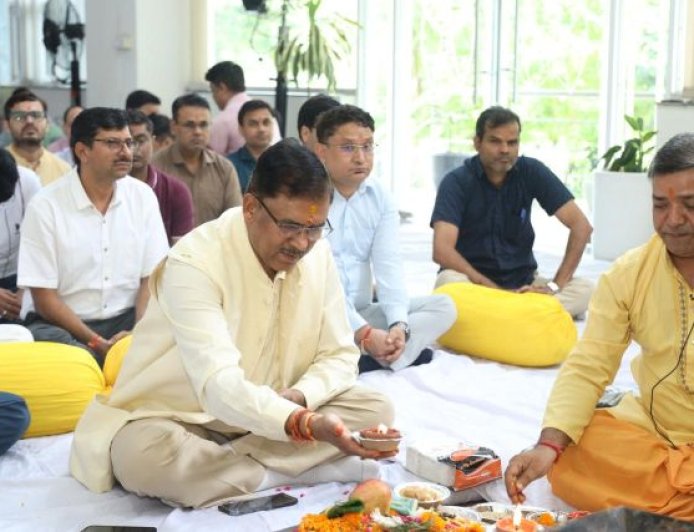 पिटकुल के प्रबन्ध निदेशक पी0सी0 ध्यानी ने कार्मिकों सहित भगवान विश्वकर्मा का पूजन एवं हवन किया