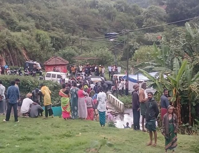 बारिश से अचानक आई बाढ़, भूस्खलन का कहर, 6 की मौत