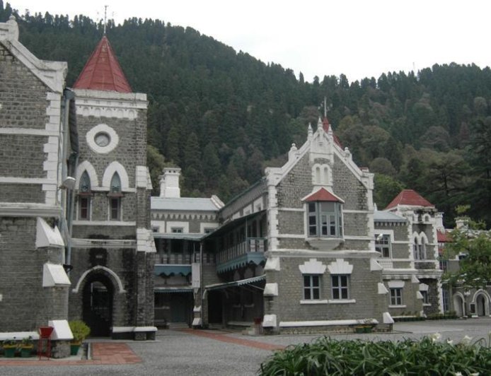 ज्योलिकोट में लापरवाही पर 6 कर्मचारी निलंबित, उत्तराखंड पेयजल निगम के मुख्य अभियंता कोर्ट में हुए पेश