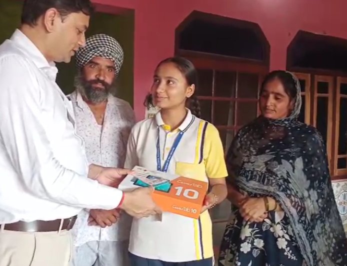 लवप्रीत की सोच ने जीता CM धामी का दिल, घर पहुंचकर अधिकारियों ने सौंपा टैबलेट