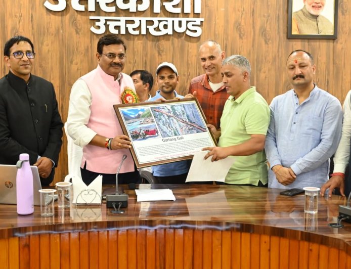 उत्तरकाशी में मुख्य सचिव आनंद बर्द्धन ने ली जिलास्तरीय समीक्षा बैठक: ‘योजना दीदी’ ई-पुस्तक का किया विमोचन; 15 अक्टूबर तक सड़कों को गड्ढा मुक्त करने का अल्टीमेटम
