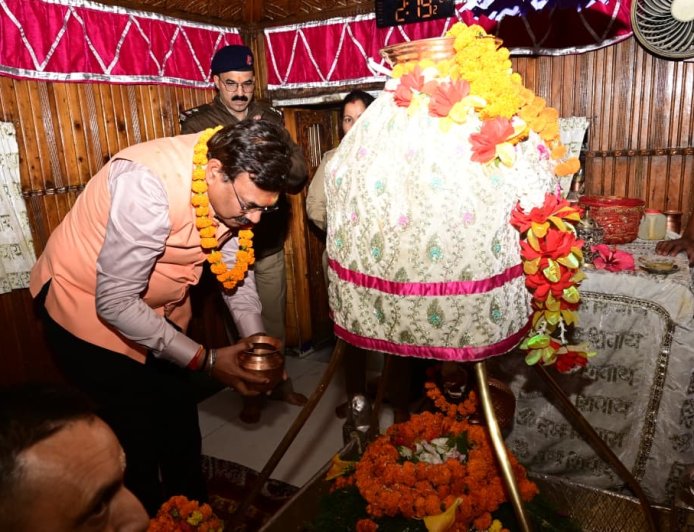 मुख्य सचिव आनंद बर्धन ने गंगोत्री धाम में की पूजा-अर्चना, व्यवस्थाओं का लिया जायजा