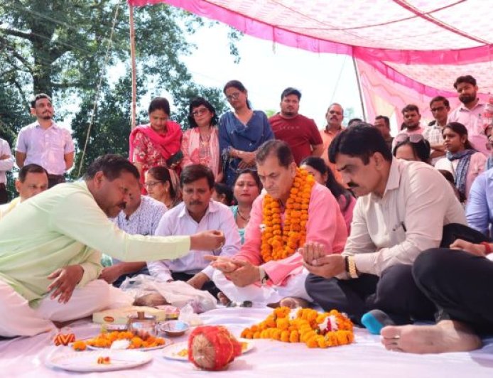 विधायक व पूर्व मंत्री अग्रवाल ने यूपीसीएल की महत्वाकांक्षी परियोजना का किया शुभारंभ