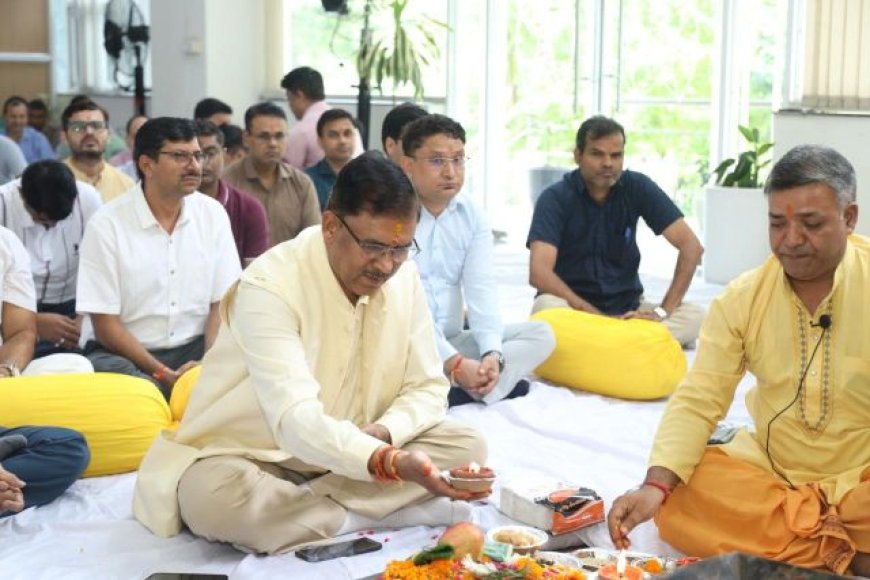 पिटकुल के प्रबन्ध निदेशक पी0सी0 ध्यानी ने कार्मिकों सहित भगवान विश्वकर्मा का पूजन एवं हवन किया