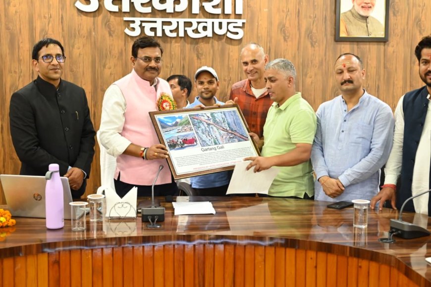 उत्तरकाशी में मुख्य सचिव आनंद बर्द्धन ने ली जिलास्तरीय समीक्षा बैठक: ‘योजना दीदी’ ई-पुस्तक का किया विमोचन; 15 अक्टूबर तक सड़कों को गड्ढा मुक्त करने का अल्टीमेटम