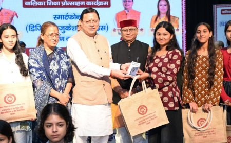 बेटियों का सम्मान और शिक्षा: कन्या पूजन की सार्थकता, CM धामी ने मेधावी बालिकाओं को स्मार्टफोन दिए