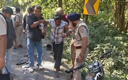 कालाढूंगी में बाइक और स्कूटी की जोरदार भिड़ंत, राह से गुजर रहे एसपी सिटी ने तत्परता दिखा घायल को भेजा अस्पताल