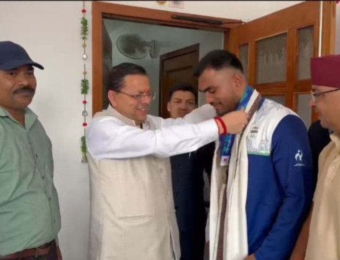 बॉक्सिंग सितारे कपिल पोखरिया की मुख्यमंत्री धामी से महत्वपूर्ण भेंट