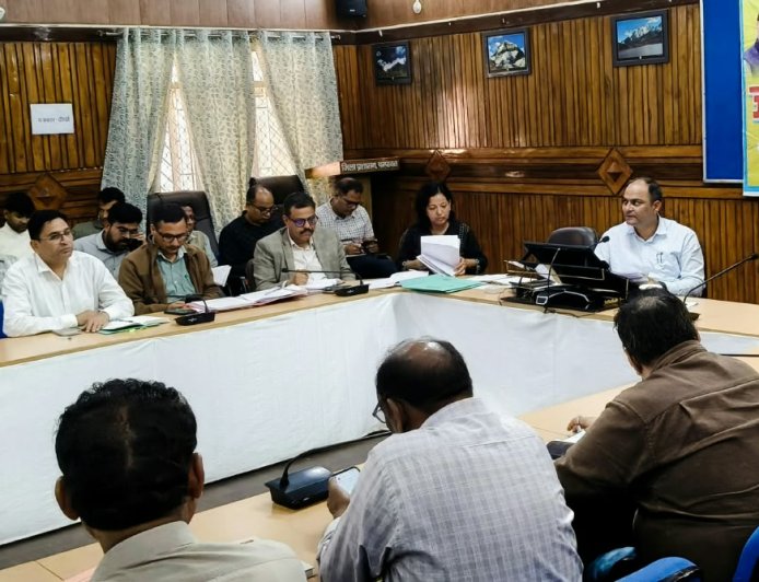 चंपावत में सीएम हेल्पलाइन पर 92 शिकायतें लंबित, डीएम ने दिए त्वरित निस्तारण के दिशा-निर्देश