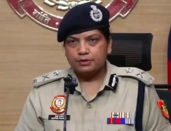 दिल्ली पुलिस ने कॉकरोच जनता पार्टी के प्रदर्शन को दी अनुमति से इनकार, जंतर-मंतर पर थी योजना