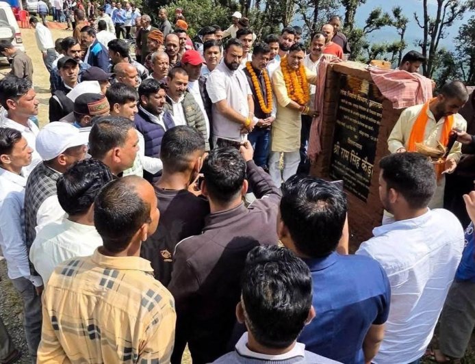 भीमताल: खुजेठी-पतलिया-बलना मोटर मार्ग के 1.24 करोड़ के डामरीकरण से होगी गांवों की हालत में सुधार