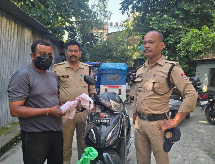हल्द्वानी पुलिस की बड़ी कार्रवाई: स्कूटी से अवैध अंग्रेजी शराब तस्कर गिरफ्तार, 96 पव्वे और वाहन बरामद