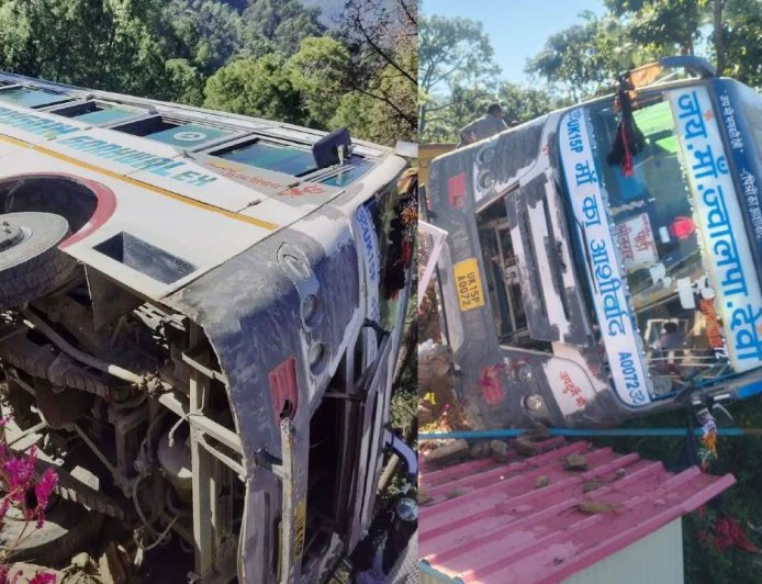 कोटद्वार-पौड़ी हाईवे पर खाई में गिरी बस, पेड़ पर अटकी, बाल बाल बची 30 यात्रियों की जान