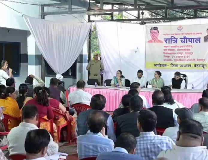 रात में ग्रामीणों की समस्याएं सुनने पहुंचे अफसर, रात्रि चौपाल में शिकायतों का निस्तारण