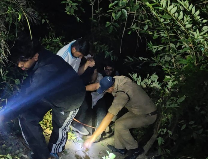 काठगोदाम: 150 मीटर गहरी खाई में गिरी थार, पुलिस और SDRF ने स्थानीय लोगों की मदद से 2 लोगों को सुरक्षित निकाला