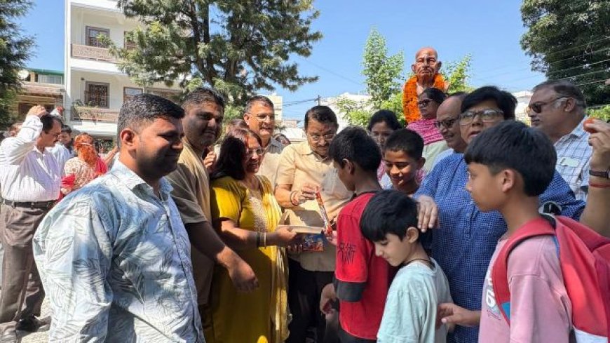 उमेश शर्मा काऊ ने गांधी और शास्त्री के आदर्शों से प्रेरित होकर सच्चाई और सादगी का किया आह्वान