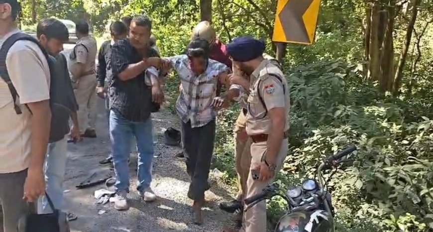 कालाढूंगी में बाइक और स्कूटी की जोरदार भिड़ंत, राह से गुजर रहे एसपी सिटी ने तत्परता दिखा घायल को भेजा अस्पताल