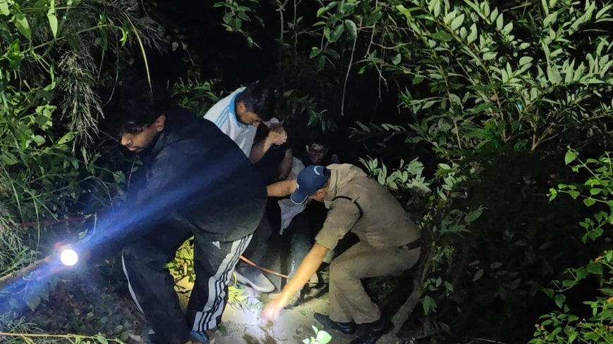 काठगोदाम: 150 मीटर गहरी खाई में गिरी थार, पुलिस और SDRF ने स्थानीय लोगों की मदद से 2 लोगों को सुरक्षित निकाला